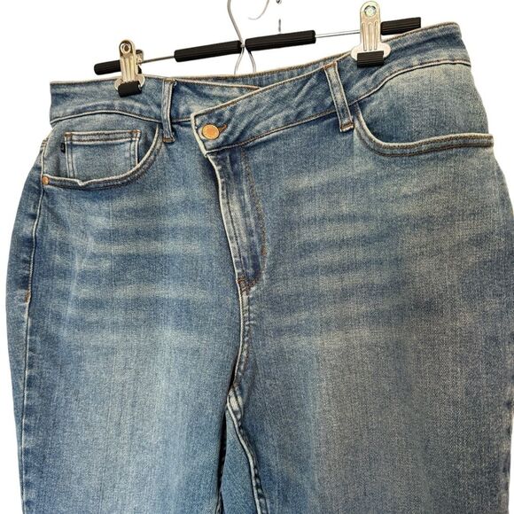 Judy Blue Yard Work Cross Over High Rise Medium Blue Wash Relaxed Fit, Size 18W - Picture 4 of 16